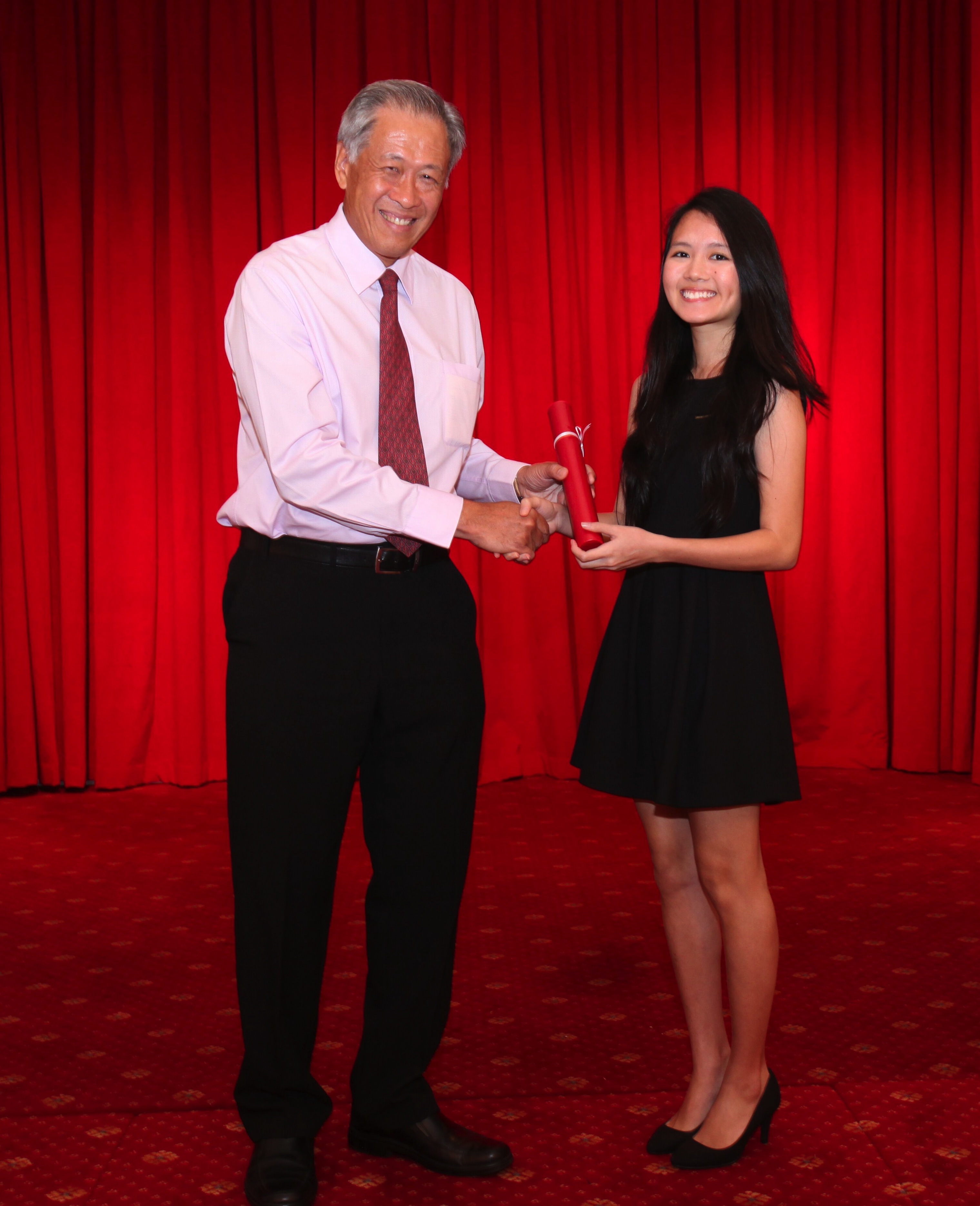 Amanda Foo received the award from Defence Minister Dr Ng Eng Hen