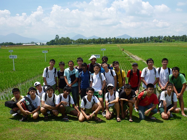 Learning how to cultivate padi in Los Banos.JPG