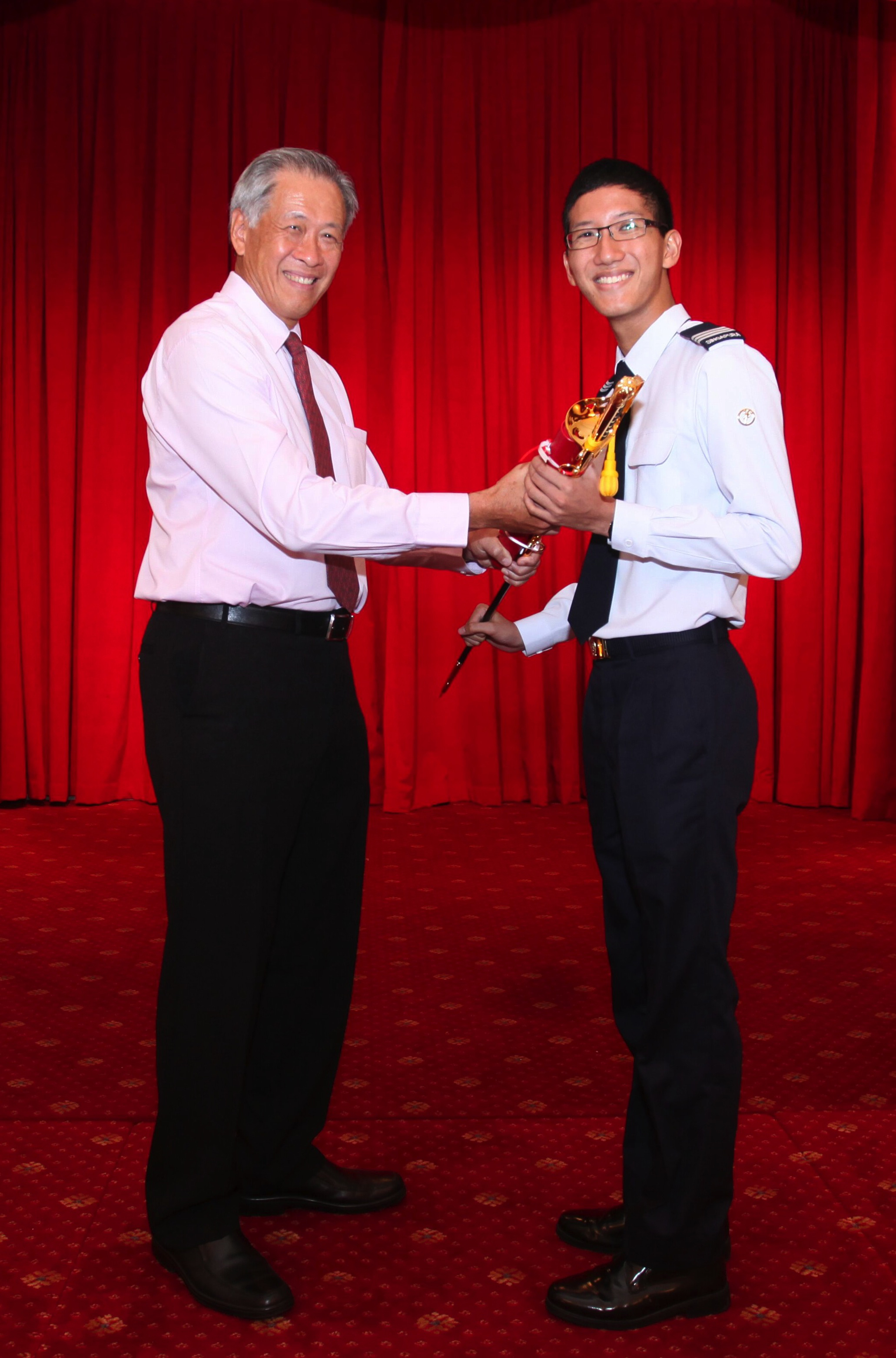 Officer Cadet Trainee (OCT) Nathaniel Wong received the award from Defence Minister Dr Ng Eng Hen